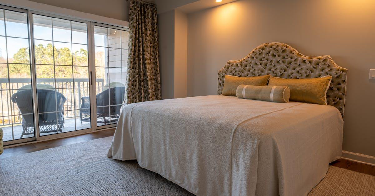 Lniana magia w sypialni wiejskiej: 15 pomysłów na poduszki, które tworzą klimat