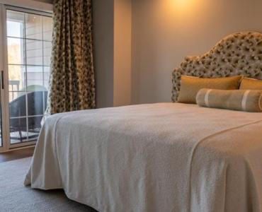 Lniana magia w sypialni wiejskiej: 15 pomysłów na poduszki, które tworzą klimat