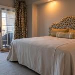 Lniana magia w sypialni wiejskiej: 15 pomysłów na poduszki, które tworzą klimat