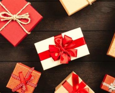 Domowy kącik Świętego Mikołaja: jak zorganizować stylową strefę pakowania upominków