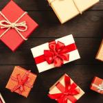 Domowy kącik Świętego Mikołaja: jak zorganizować stylową strefę pakowania upominków