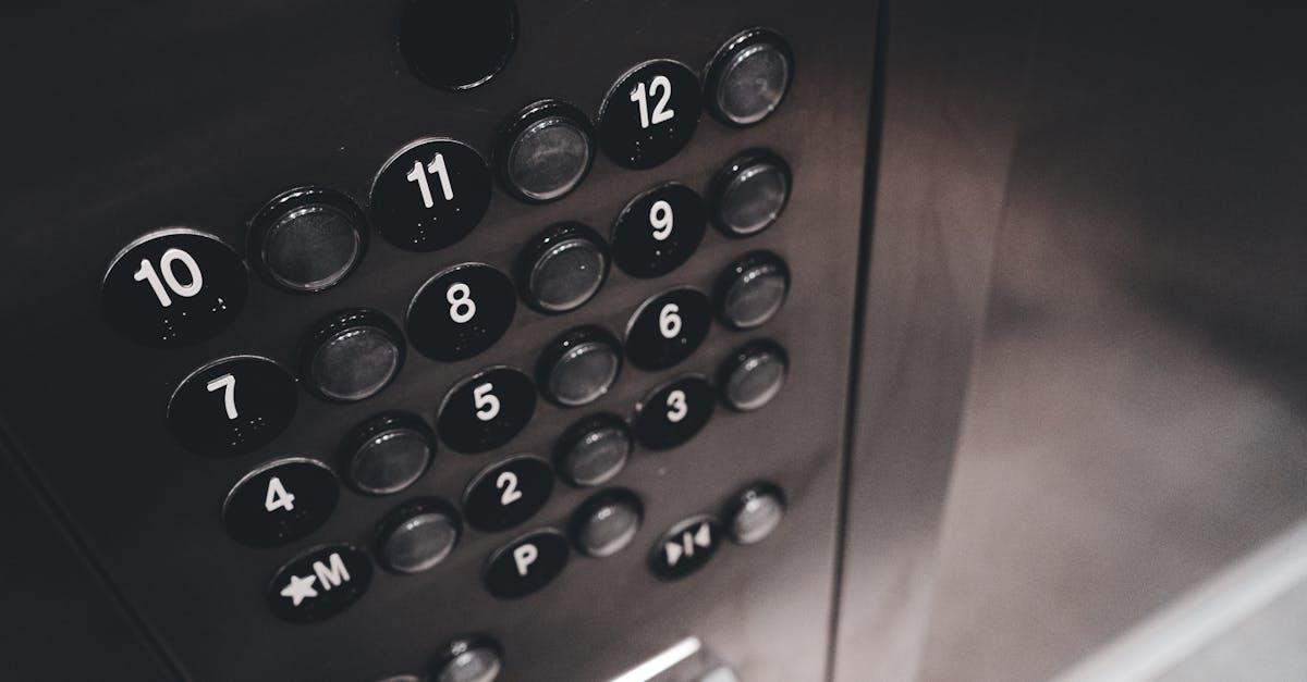 Ciszej przy szybie: sprawdzone metody na redukcję hałasu windy w bloku