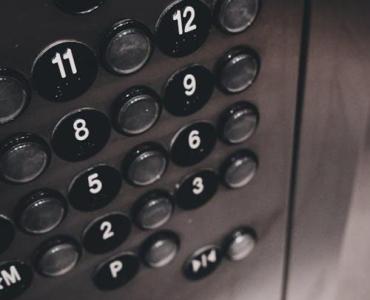 Ciszej przy szybie: sprawdzone metody na redukcję hałasu windy w bloku