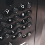 Ciszej przy szybie: sprawdzone metody na redukcję hałasu windy w bloku