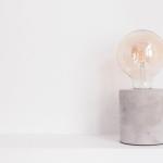 Włącz sprytnie: wybieramy idealną wtyczkę smart do lampki stołowej