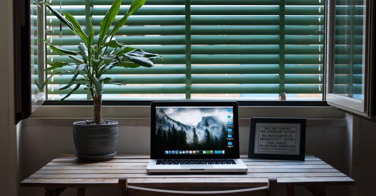 Ciepło drewna w industrialnym wnętrzu: jak dobrać rolety do loftowego salonu