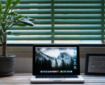 Ciepło drewna w industrialnym wnętrzu: jak dobrać rolety do loftowego salonu