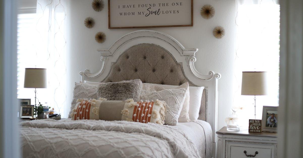 Satynowa lekkość na lato: jak dobrać pościel, która chłodzi i zachwyca w sypialni