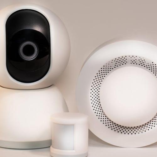 Dom, który sam ostrzega: montaż czujnika dymu współpracującego z alarmem krok po kroku