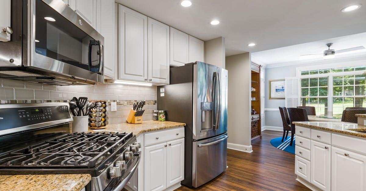 Jak stworzyć jadalnię z charakterem: aranżacje z drewnianym kredensem, które pokochasz