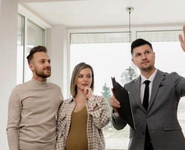 Wejście, które zachwyca: pomysły na przedpokój z zabudowaną ławką i sprytnym przechowywaniem