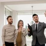 Wejście, które zachwyca: pomysły na przedpokój z zabudowaną ławką i sprytnym przechowywaniem