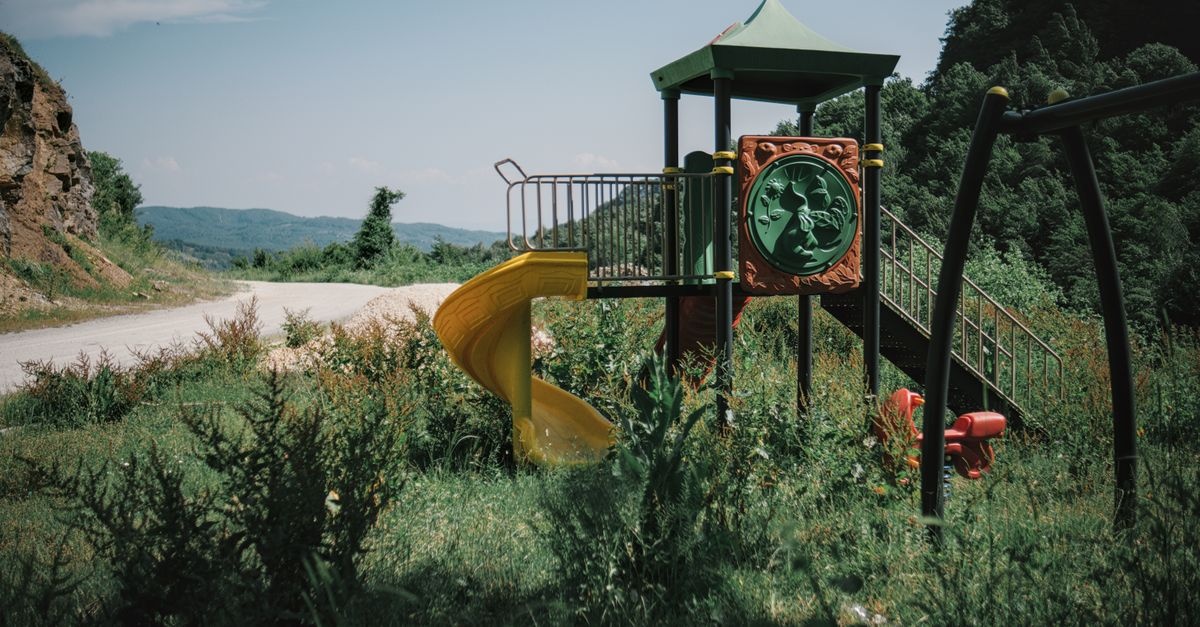 Mały park rozrywki w ogrodzie: sprytne pomysły na zjeżdżalnie dla maluchów