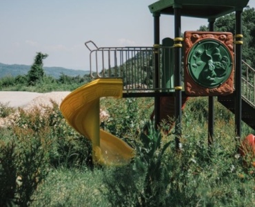 Mały park rozrywki w ogrodzie: sprytne pomysły na zjeżdżalnie dla maluchów