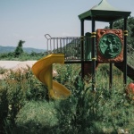 Mały park rozrywki w ogrodzie: sprytne pomysły na zjeżdżalnie dla maluchów