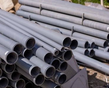 Ogrodowy strumień za grosze: 7 pomysłów z rur PVC, które zrobią efekt WOW