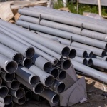 Ogrodowy strumień za grosze: 7 pomysłów z rur PVC, które zrobią efekt WOW