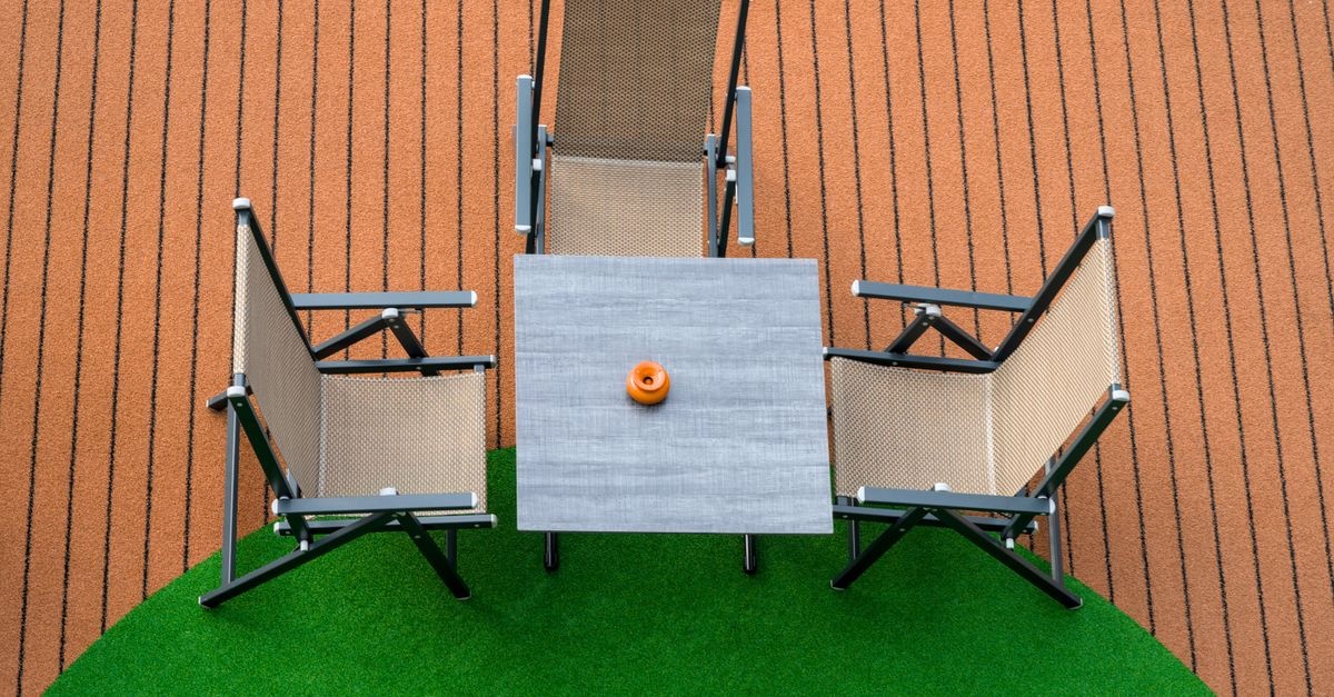Zero rys i kolein: 14 pomysłów na maty pod meble ogrodowe — od budżetowych po premium